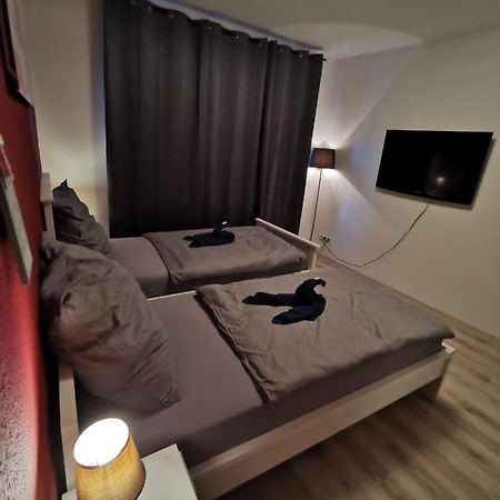 Liebevoll Eingerichtete Ferienwohnung - Zentrale Lage - Netflix & Paytv Вилхелмсхафен Екстериор снимка
